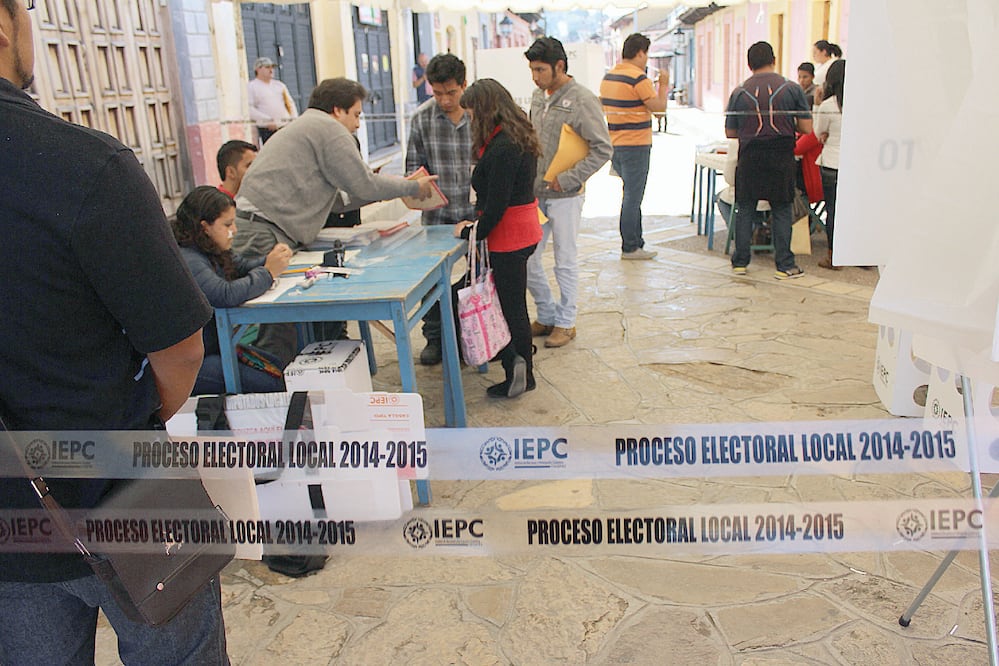 Para el gobernador Manuel Velasco, lo más importante de los comicios es vencer el abstencionismo; reconoció la “gran participación de los chiapanecos”  (JOSÉ CAMAS)