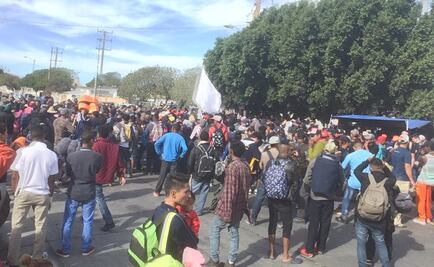 Migrantes marchan rumbo a garita peatonal “PedWest”