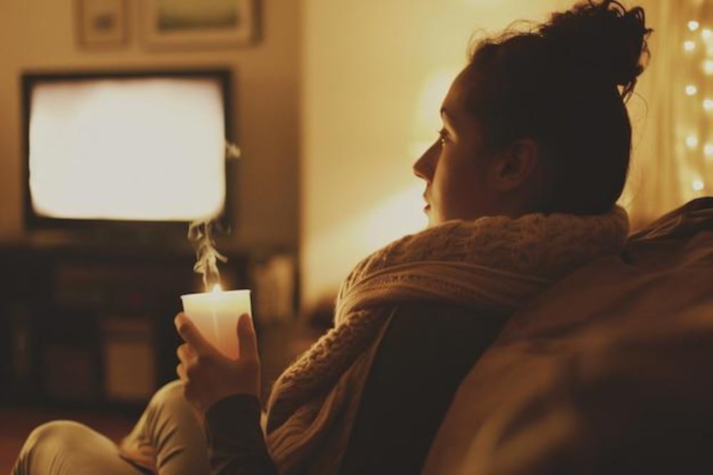 Dormir frente al televisor | Fuente: Freepik.