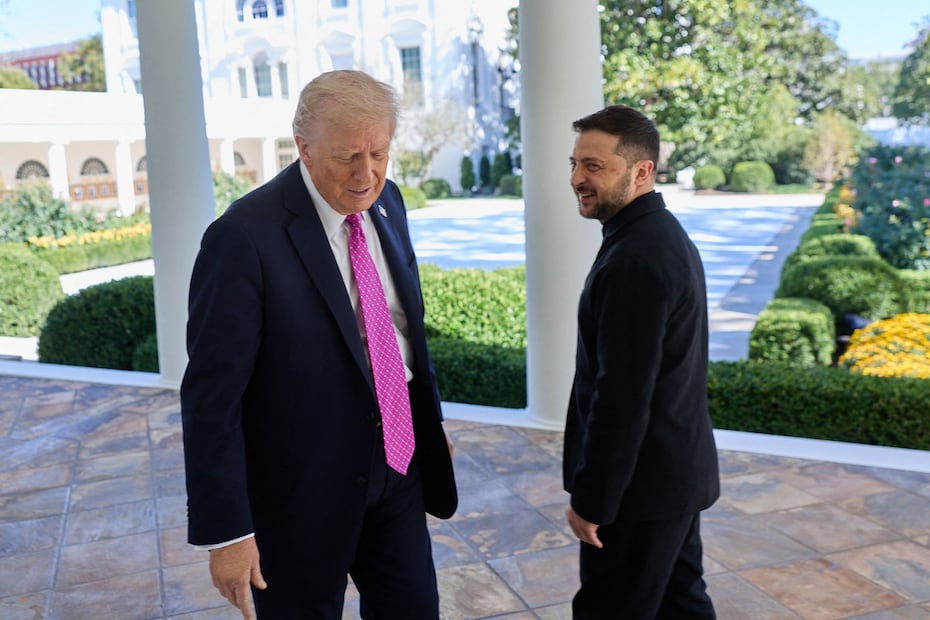 El presidente estadounidense Donald Trump (izq.) habla con el mandatario ucraniano Volodimir Zelensky (der.) en la Casa Blanca, en Washington, el 17 de octubre. Foto: AFP