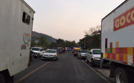 Manifestantes cierran dos carreteras por alza de combustible en Chiapas