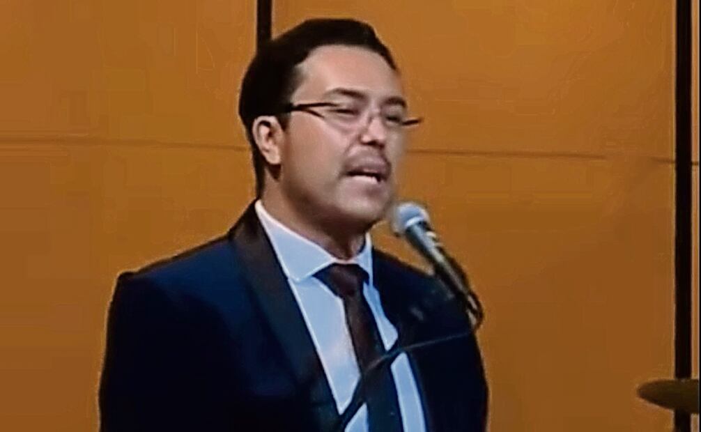 Josué Coronado Hernández, funcionario cultural de Jalisco, durante su invocación a Naasón Joaquín García al final del concierto ofrecido el pasado 30 de octubre en el Teatro Degollado de Guadalajara. Foto: Captura de video