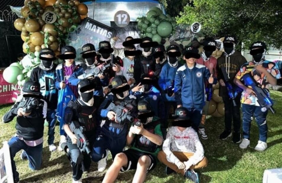 Jugador de Cruz Azul organiza fiesta de cumpleaños con temática de narcotráfico