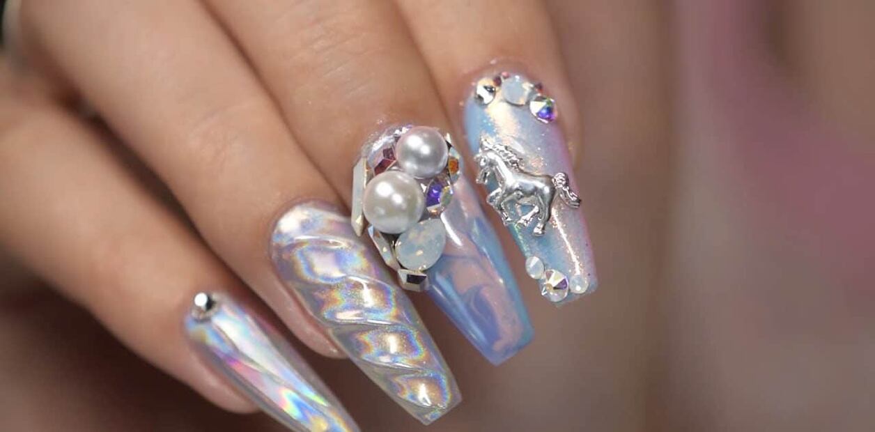 Uñas de cristal con piedras. Foto: Nailistas