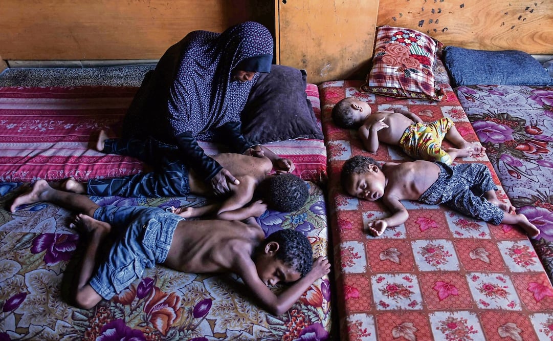 Niños duermen en un campo para desplazados al norte de la Franja de Gaza.Foto: Omar Al-Qatta / AFP)