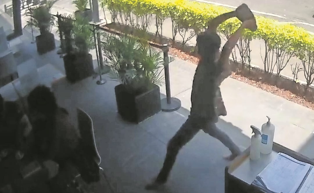 El hombre que se identi-ficó como Si-darta, aventó un tabique contra Andro cuando el joven comía en un restaurante. Foto: Tomada de video.
