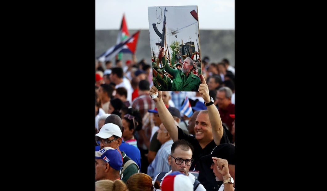 Un hombre levanta una foto con la imagen del líder de la revolución cubana Fidel Castro (1926-2016), durante un acto en solidaridad con Palestina en La Habana, Cuba, el jueves 9 de octubre de 2025. Foto: EFE
