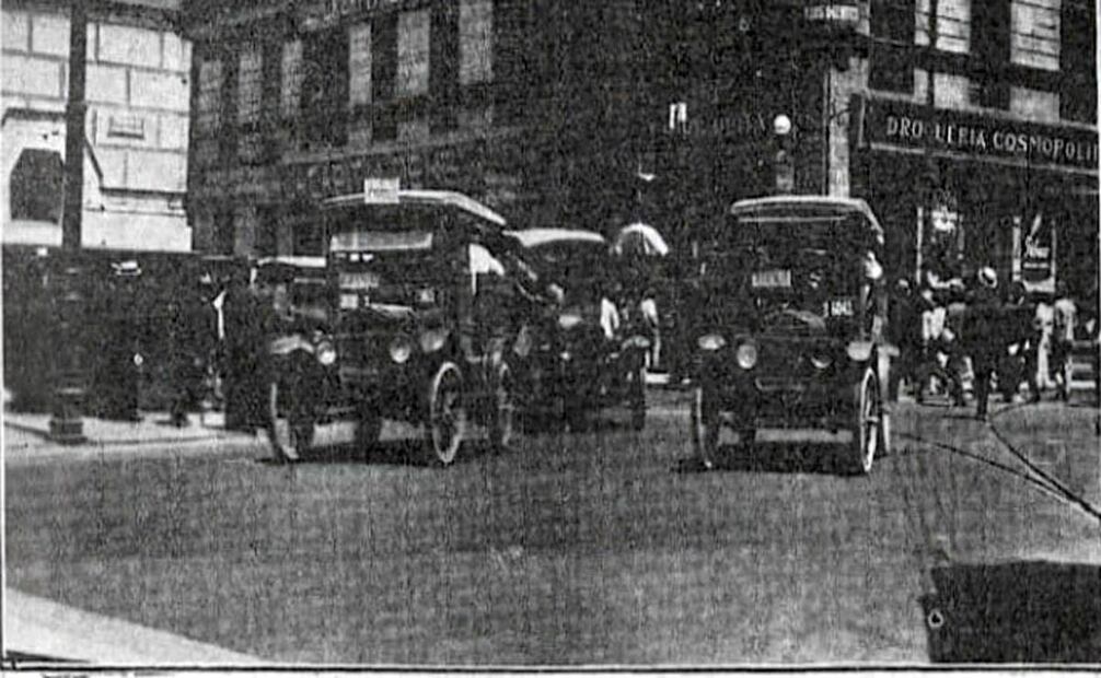 Ante lo concurrido de muchos cruceros capitalinos, imperó la urgencia de instruir a los peatones para cruzar de forma segura e informada algunas vialidades con alta carga de tránsito. Foto: Hemeroteca EL UNIVERSAL.