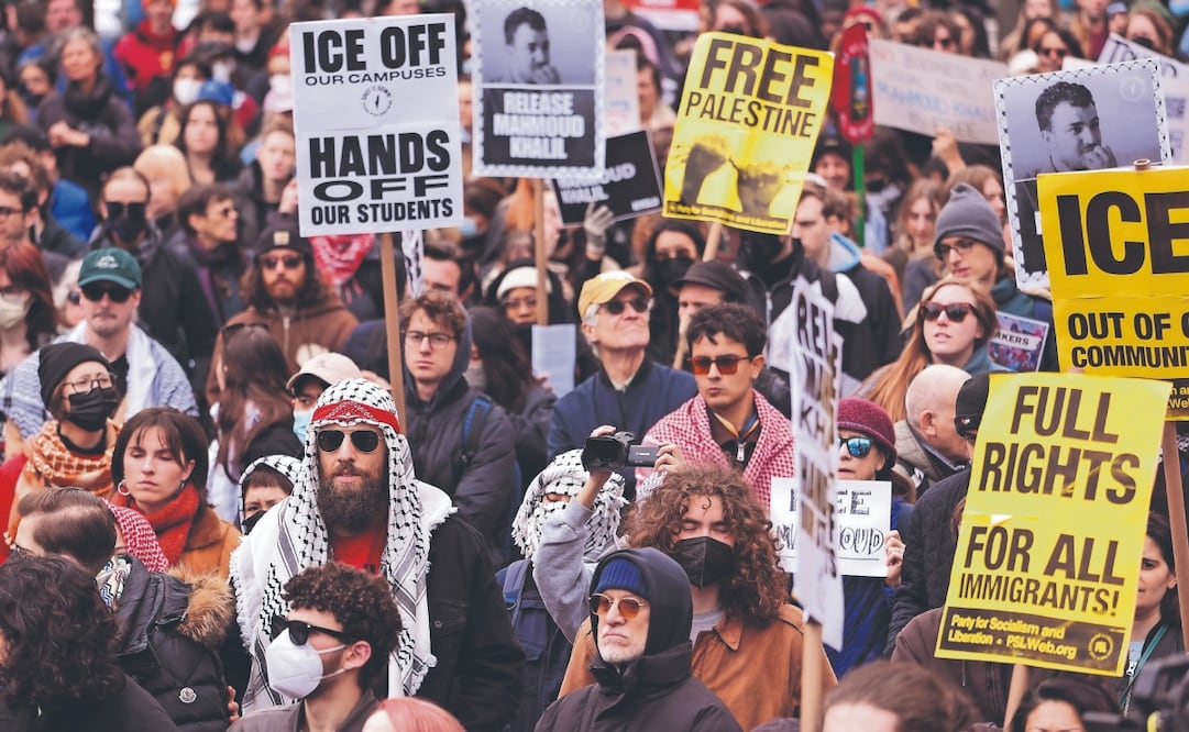 Protesta en Foley Square, Nueva York, por la detención del activista propalestino Mahmoud Khalil. Foto: de SARAH YENESEL. EFE