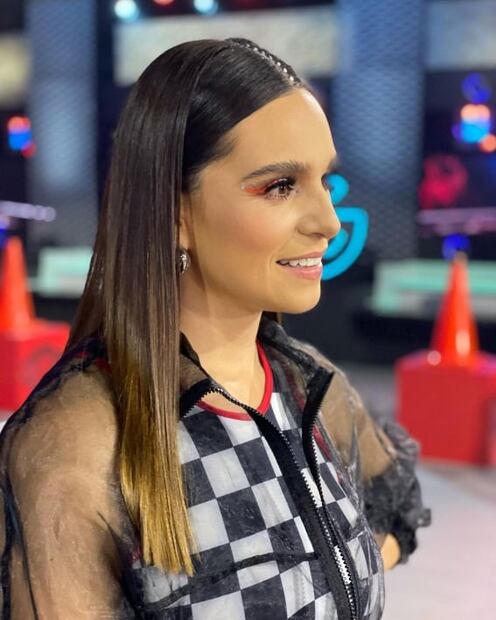 La peor vestida de la semana es Tania Rincón y su look de carrera de autos
