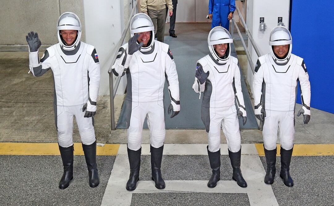 El cosmonauta de Roscosmos Konstantin Borisov, el astronauta de la ESA Andreas Mogensen, el astronauta de la NASA Jasmin Moghbeli y el astronauta de la JAXA Satoshi Furukawa, vestidos con trajes espaciales de SpaceX. Foto: AFP