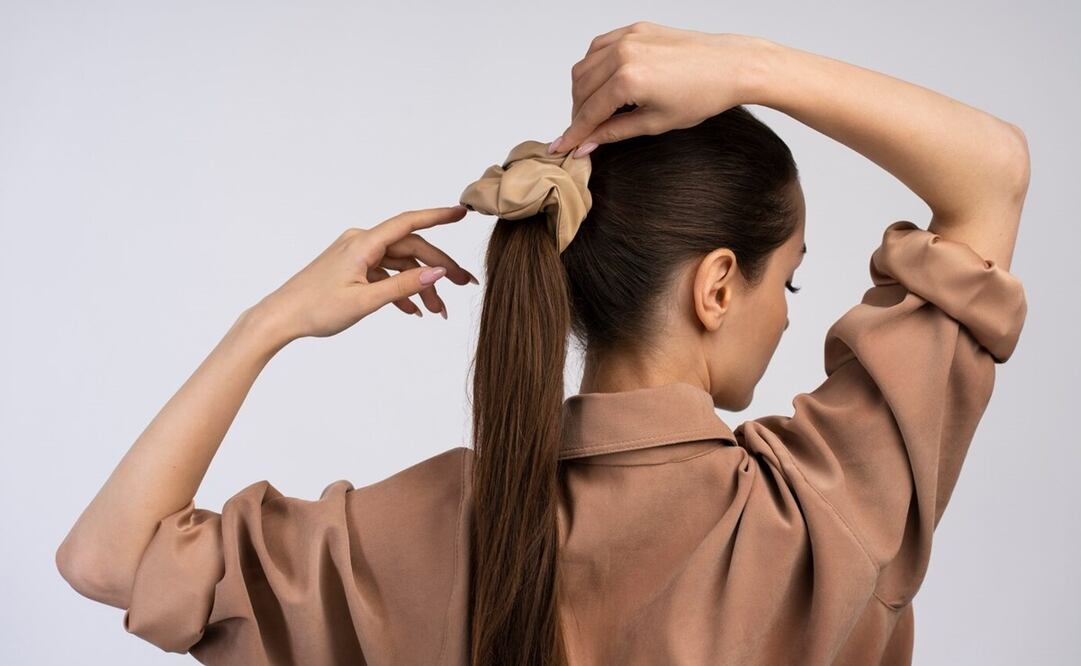 Evita estos peinados que debilitan el cabello. Foto: Freepik