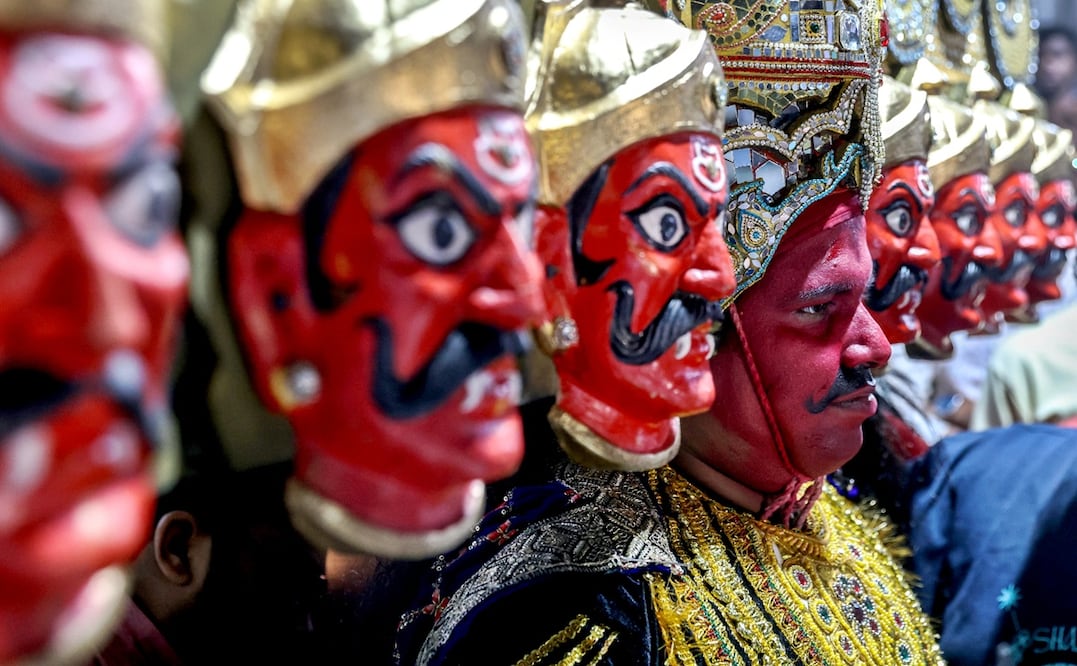 Imagen de un hombre maquillado que representa al demonio de diez cabezas, el rey Ravana, durante el Bohada, un festival tribal de máscaras en la aldea de Mokhada, en Palghar, a las afueras de Mumbai, India, el 20 de marzo de 2025. Foto: EFE