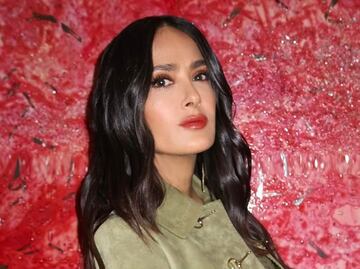 Salma Hayek deslumbra con su combinación de bikini y pareo