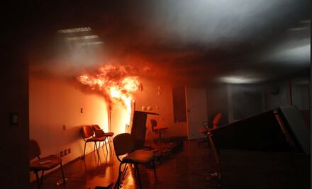 Tras portazo e incendio, Segob rechaza enérgicamente “actos vandálicos” de la CNTE; "apenas fue una escaramuza": CETEG 