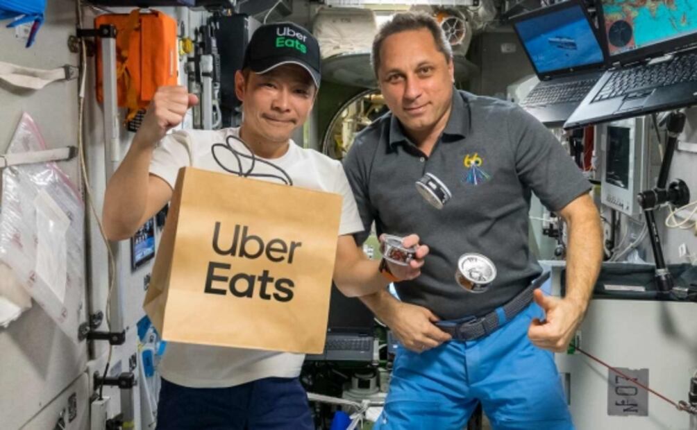 Uber Eats realiza la primera entrega de alimentos en el espacio