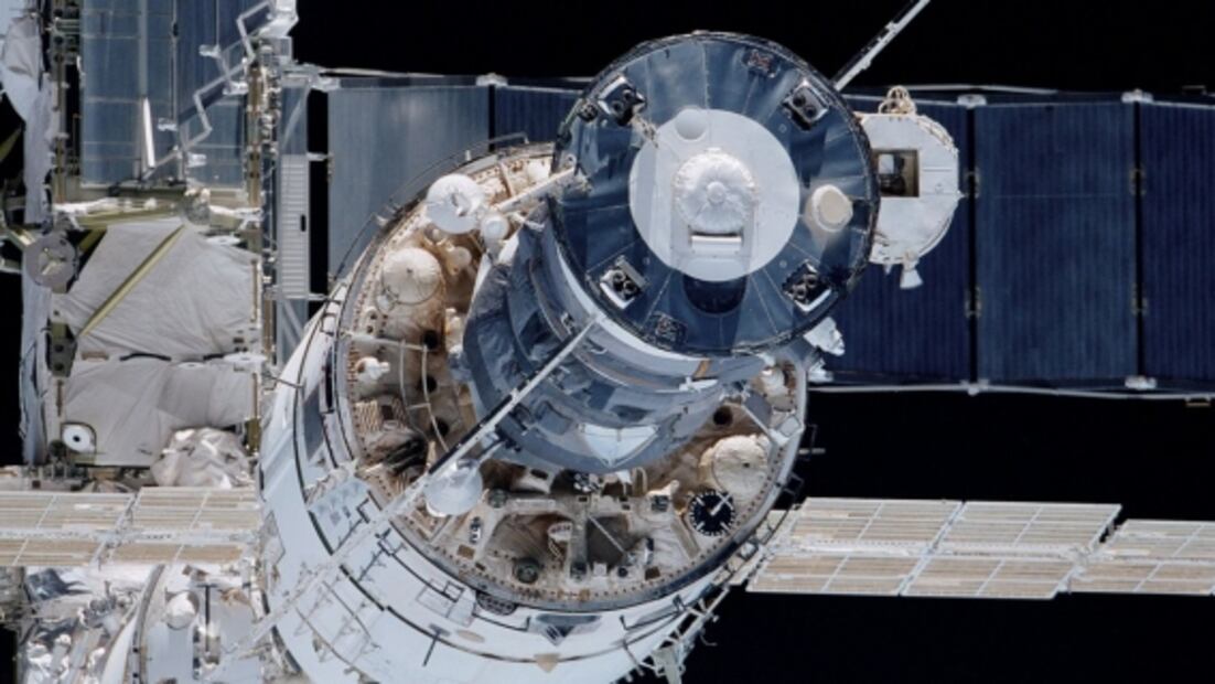 Cosmonautas sellan por completo fisuras en la Estación Espacial Internacional
