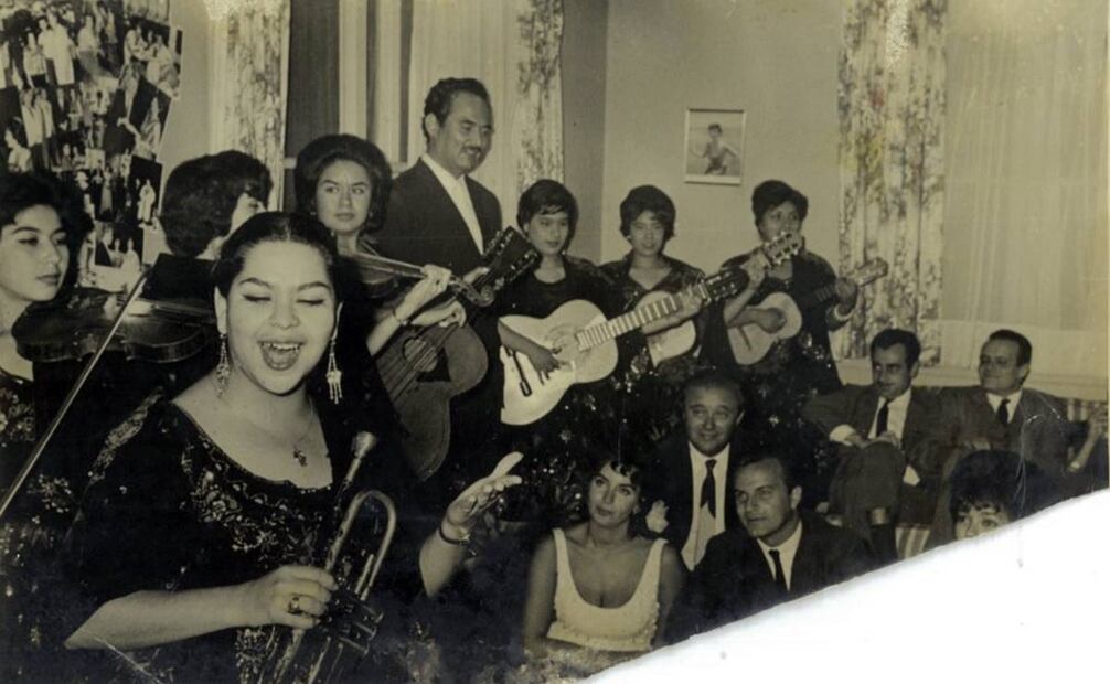 En primer plano, Lupita Morales con trompeta en mano; atrás, con el guitarrón, Josefina Correa. El grupo amenizó una fiesta particular en Argentina. En la foto también aparecen Roberto g. Rivera y Rubén Rojo. Colección Particular, Cortesía.