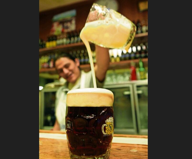 La bebida más pedida en el Salón Corona es su tradicional tarro de cerveza de barril. Esta cantina existe desde 1928. Crédito: Archivo El Universal