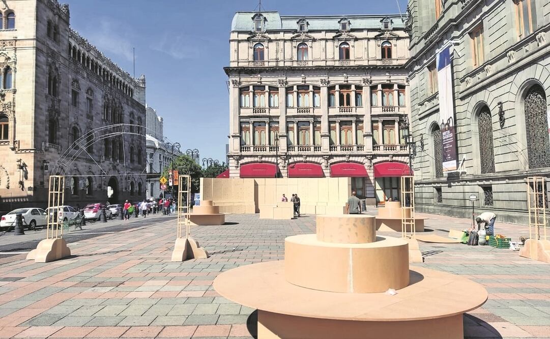 La instalación de la ofrenda en la Plaza Tolsá terminará este jueves por la noche. Foto: Especial