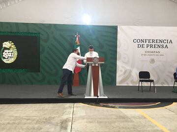 Inician mañanera sin AMLO por bloqueo de la CNTE a su camioneta