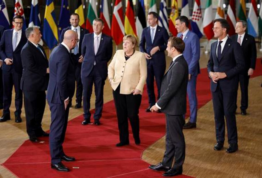 Líderes europeos ovacionan de pie a Merkel; “una cumbre sin ella es como Roma sin el Vaticano”, dicen