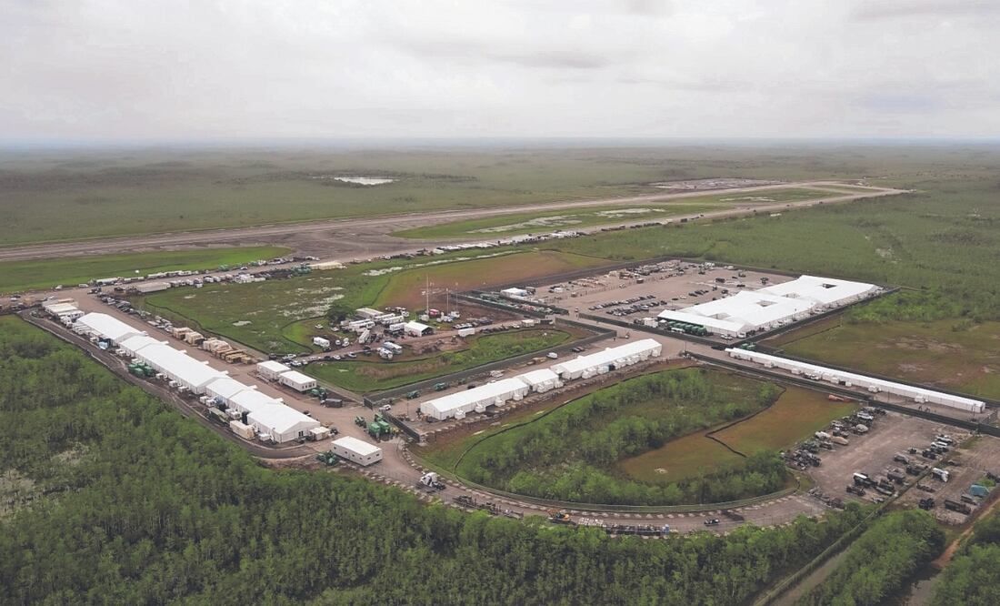 Instalaciones del Aero-puerto de Entrenamiento y Transición Dade-Collier para detener a inmigrantes, Alacatraz de los Caimanes, en los Everglades, Ochopee, Florida. Foto: de REBECCA BLACKWELL. AP