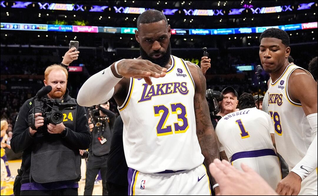 LeBron James saluda hacia la lente durante un duelo con los Lakers de Los Angeles. FOTO: AP
