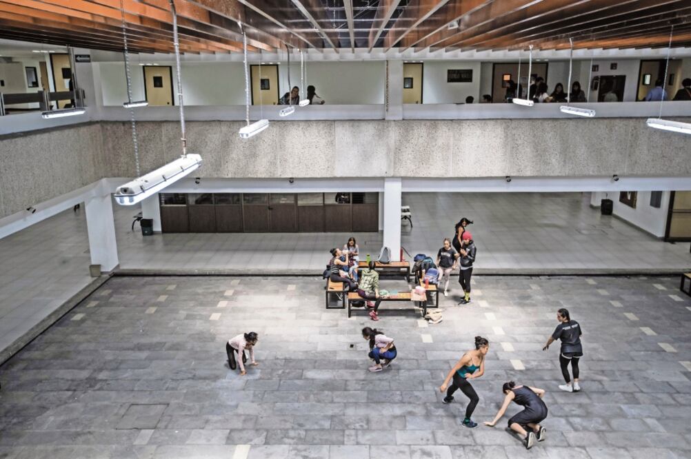 Alumnos de la Escuela de Danza Contemporánea de la Ollin Yoliztli. Fotos/GERMÁN ESPINOSA. EL UNIVERSAL