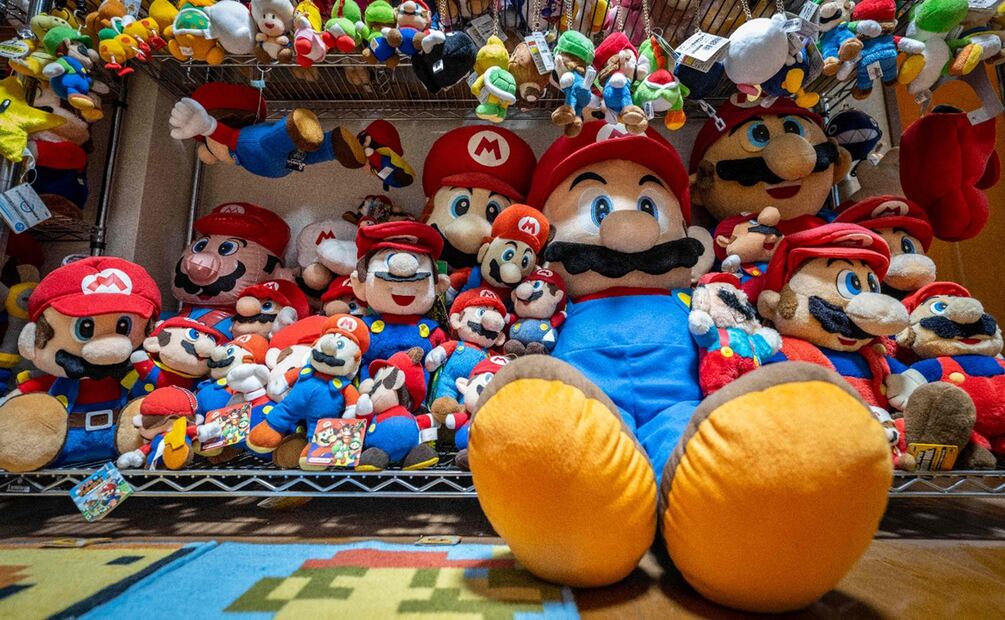 Esta foto, tomada el 19 de agosto de 2025, muestra peluches de Super Mario en varios tamaños antes del 40.º aniversario de la mascota de Nintendo en la residencia del coleccionista Kikai en Mishima, prefectura de Shizuoka. Rodeado de miles de objetos con la imagen del fontanero bigotudo de Nintendo, Kikai, de 40 años, reflexiona que su "vida sería totalmente diferente sin Mario", quien también cumple cuatro décadas esta semana. 
Foto de Yuichi YAMAZAKI / AFP.