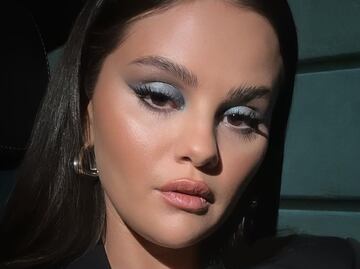 Selena Gomez se une a la tendencia dark coquette con estilo