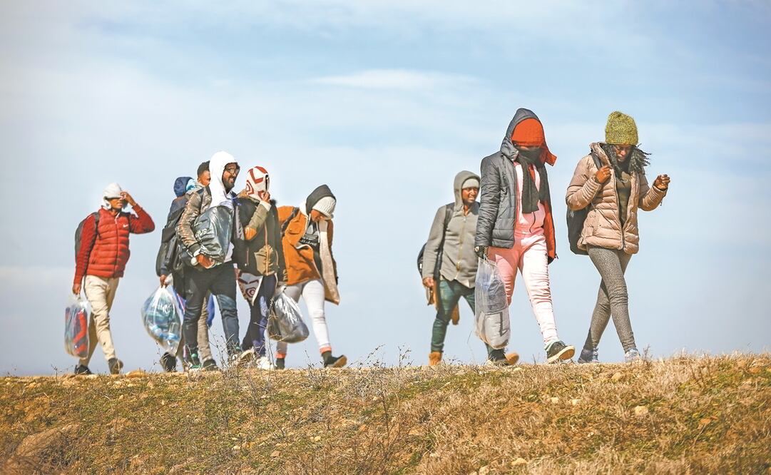 Migrantes, cerca de la puerta fronteriza en Edirne, en la frontera entre Turquía y Grecia. Foto: EMRAH GUREL. AP