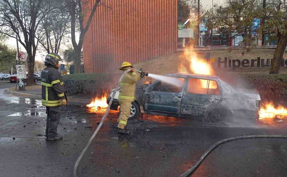 Bomberos de Naucalpan trabajaron en la extinción del fuego. Foto: Especial