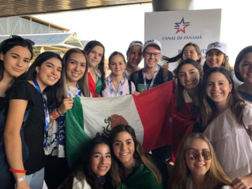 Jóvenes mexicanos ríen, bailan y lloran de alegría en Panamá por visita papal