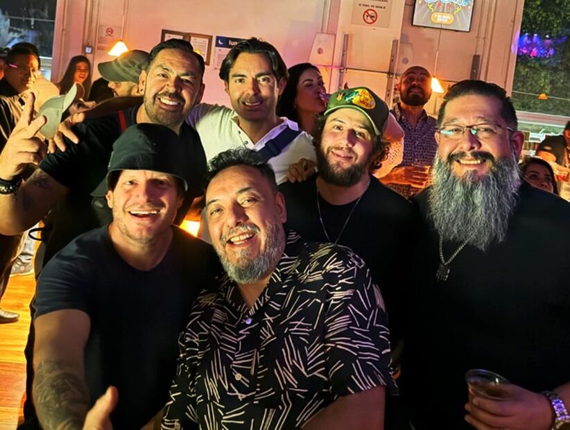 Jorge y Ernesto D´Alessio en reunión con amigos; entre ellos Facundo y al bajista de Molotov, Paco Ayala.
Foto: Instagram