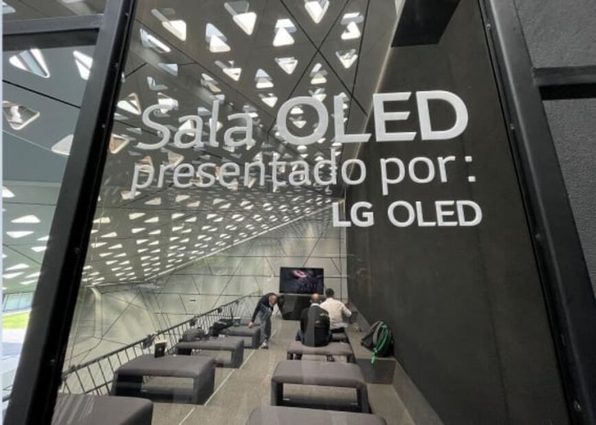 Presentan sala de cine OLED única en el mundo