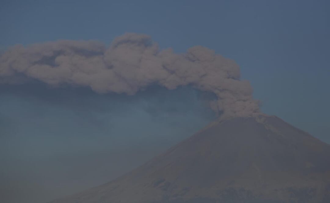 En tanto la SEP del Estado dio a conocer que las clases se mantienen de manera cotidiana al no existir riesgo de caída de ceniza en la entidad. Foto: Omar Contreras/ EL UNIVERSAL 
