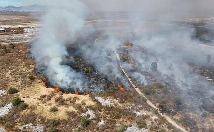 Incendio de pastizales en límites de Nezahualcóyotl y Chimalhuacán; humo se observa a kilómetros