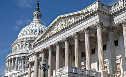 Senado de EU rechaza emergencia decretada por Trump para financiar muro