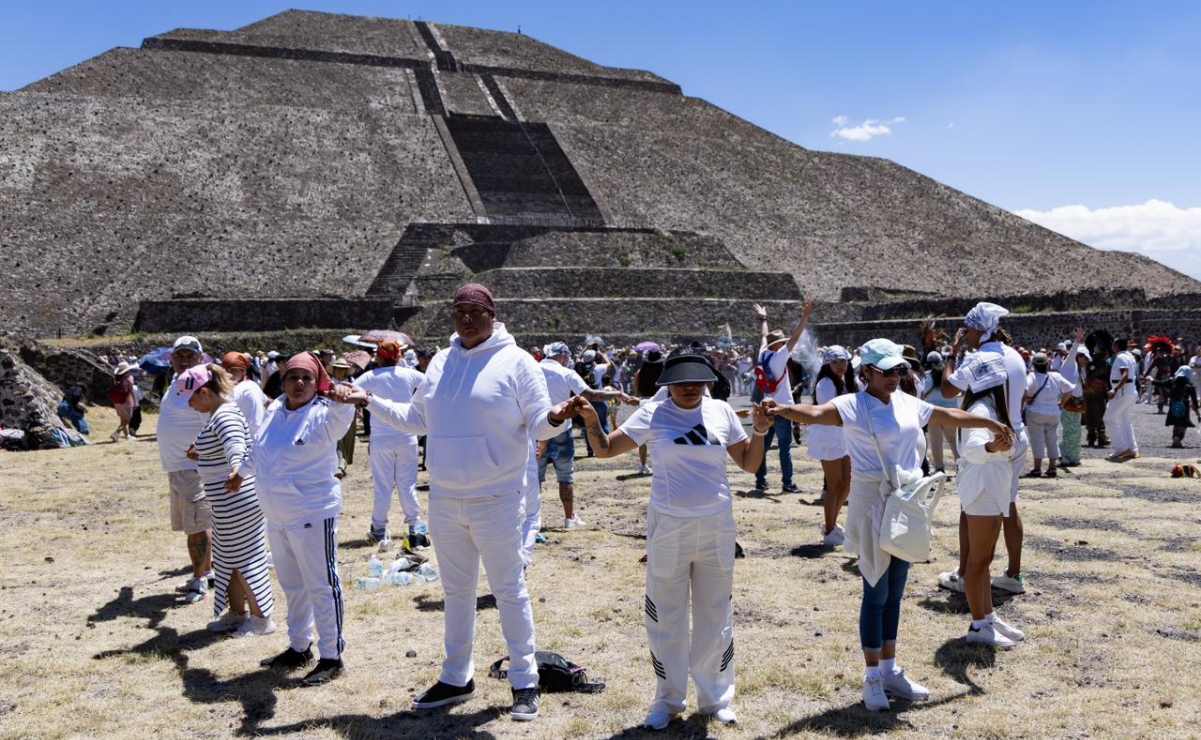 En el inicio de la primavera, turistas visitan por primera vez las pirámides de Teotihuacán; van a cargarse de energía, dicen.
Foto: Hugo Salvador/ EL UNIVERSAL