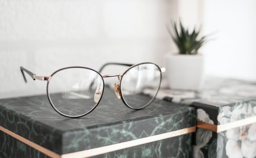 La mejor técnica para limpiar tus lentes sin dañarlos. Foto: Pexels