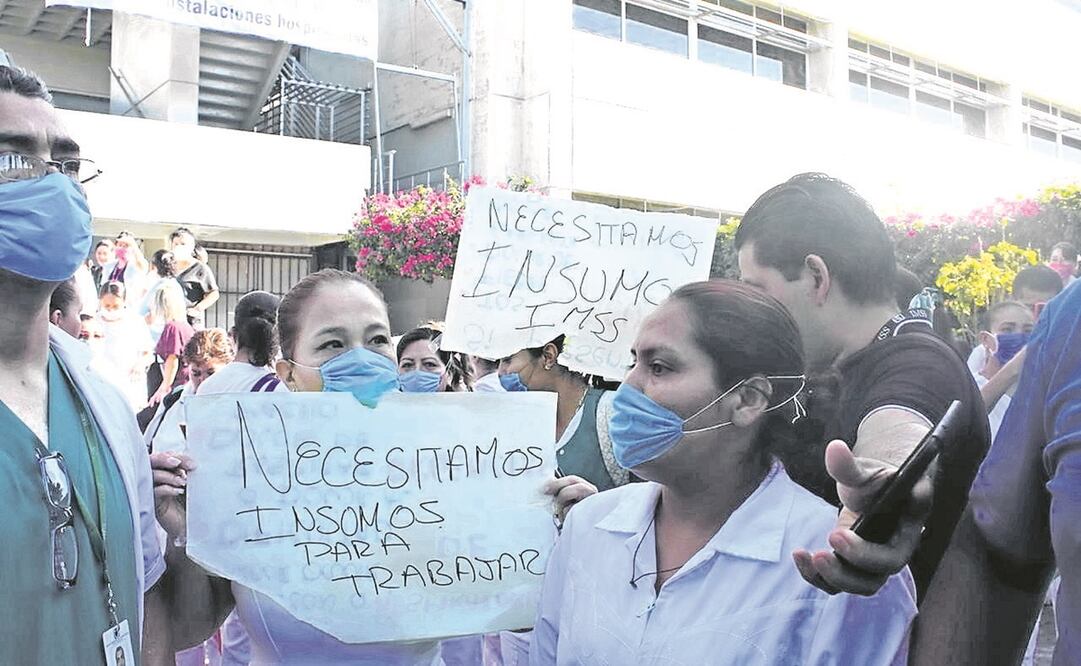 Ante la falta de insumos y protocolos para brindar atención médica a los pacientes con coronavirus, personal del Seguro Social ha realizado más de una decena de protestas para que le otorguen el equipo adecuado. Foto: ARCHIVO EL UNIVERSAL