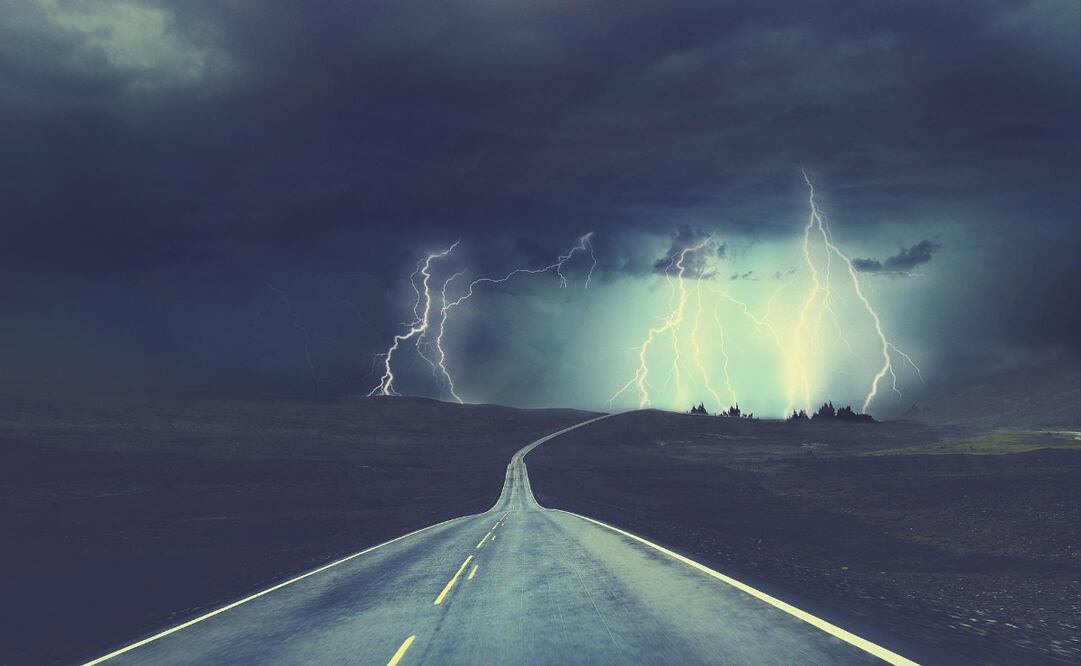 Los conductores deben tomar varias precauciones mientras conducen en una tormenta eléctrica. Imagen: Pixabay