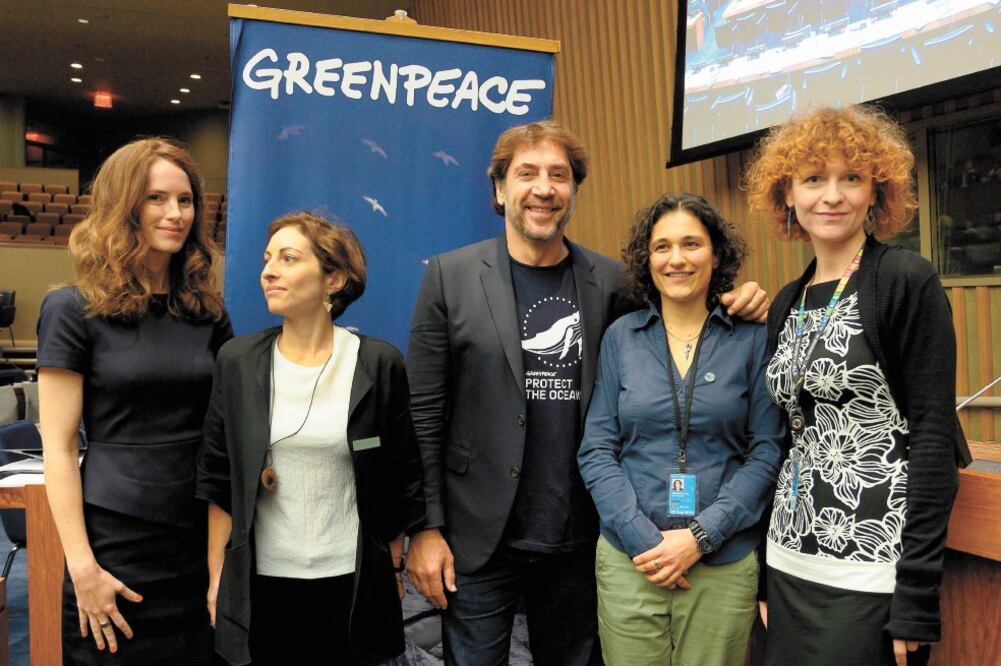 El actor Javier Bardem (centro), parte de la campaña de Greenpeace, promovió el cuidado ambiental. Foto/DON EMMERT. AFP