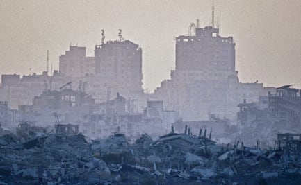 Israel ataca edificio en la Ciudad de Gaza; revelan nuevo video de dos rehenes israelíes