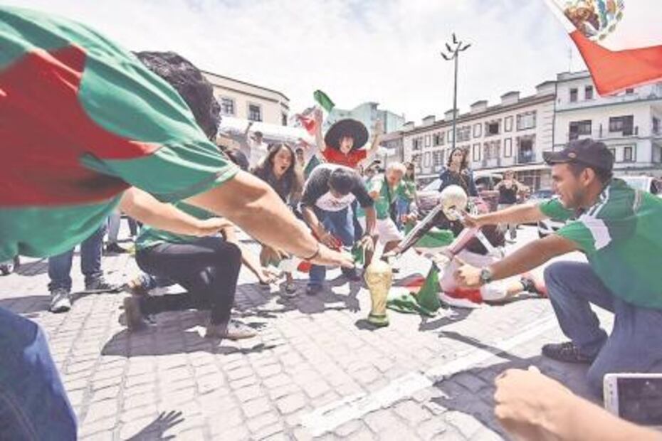 Festejan el triunfo del Tri en plazas públicas de los estados