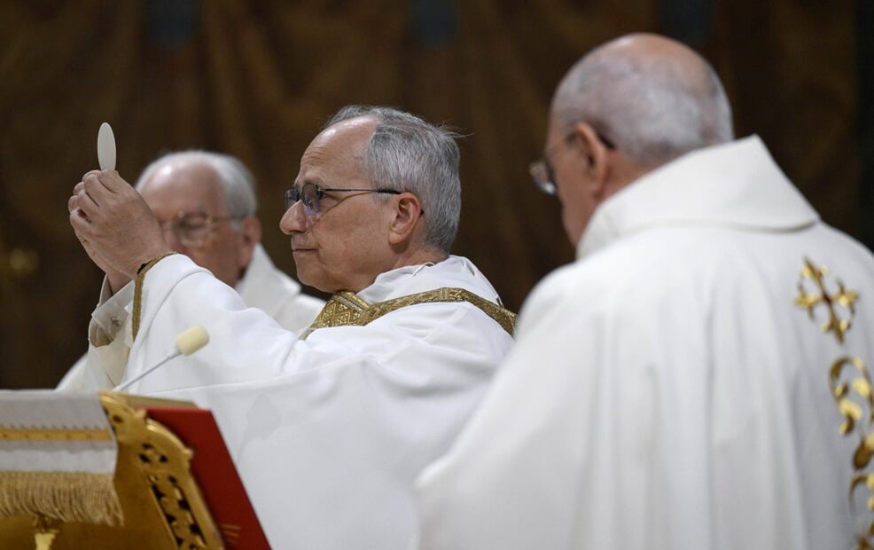 El papa León XIV oficia su primera misa en la Capilla Sixtina tras ser elegido en el cónclave en El Vaticano, el 9 de mayo de 2025. Foto: EFE