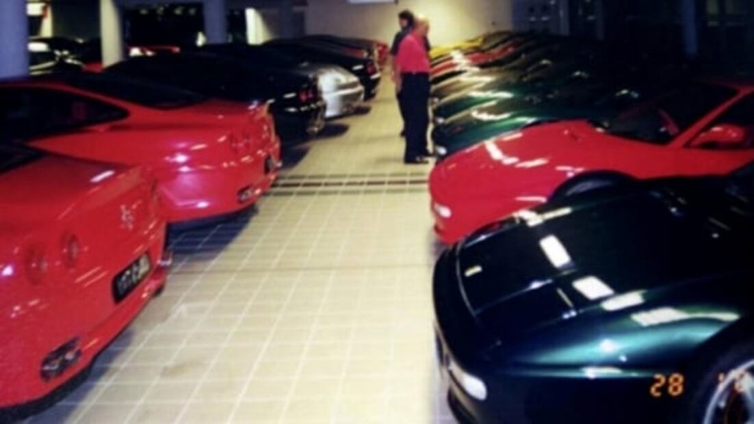 La colección de 500 superautos de lujo completamente nuevos que se están pudriendo en la selva
