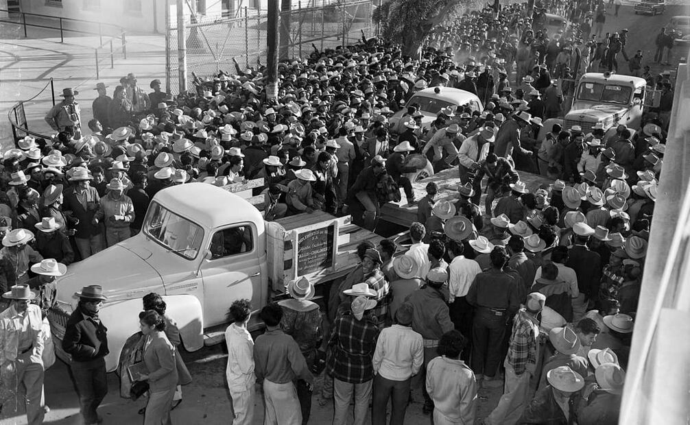 Contratación de braceros en Mexicali para ir a EU, 1954. En 1929, el Departamento de Estado de la Unión Americana afirmó que, a los mexicanos que ingresaran de forma ilegal a territorio estadounidense, se les impondría 60 días de cárcel, una multa de mil dólares y la deportación definitiva. Foto: Los Angeles Times/Wikimedia Commons.