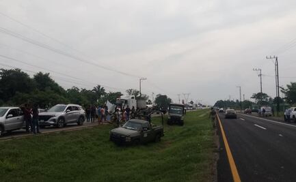 Chocan tráiler y camioneta del Ejército en Tabasco; tres militares resultan heridos